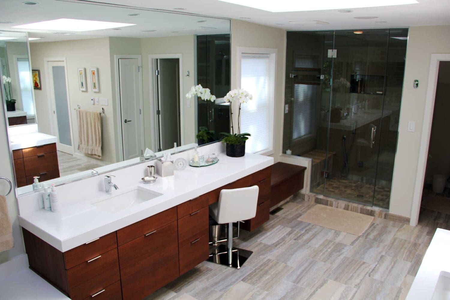 Bathroom Modern White Wood 01 | Elite Kitchens & Bath